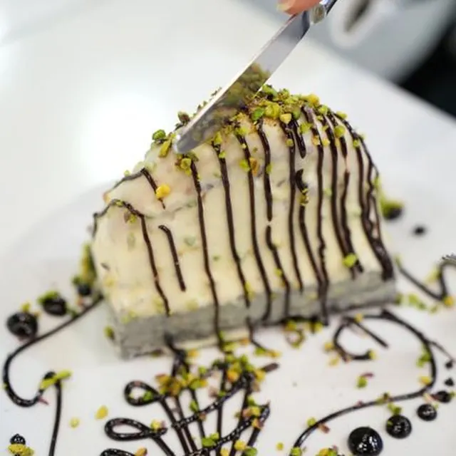 Torta gelato a tre strati con panna e amarene