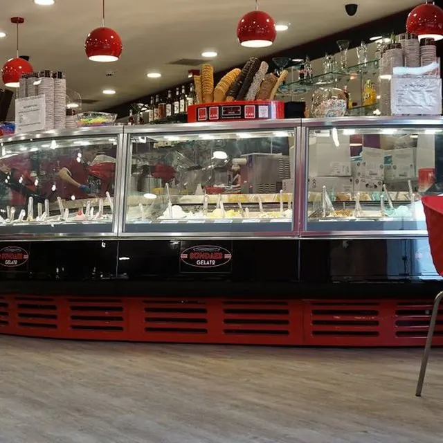 Tre vaschette di gelato: pistacchio, cioccolato, fiordilatte