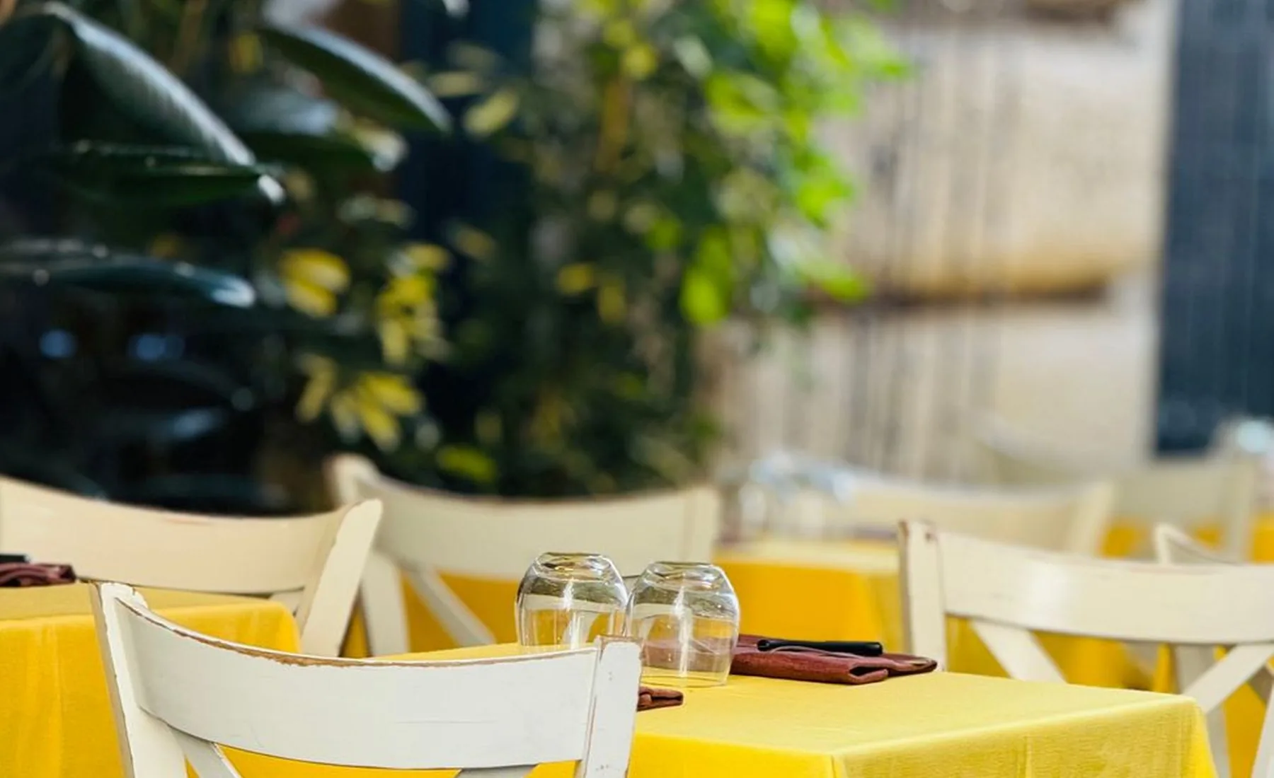 I tavoli all'aperto del bar in una sera d'estate